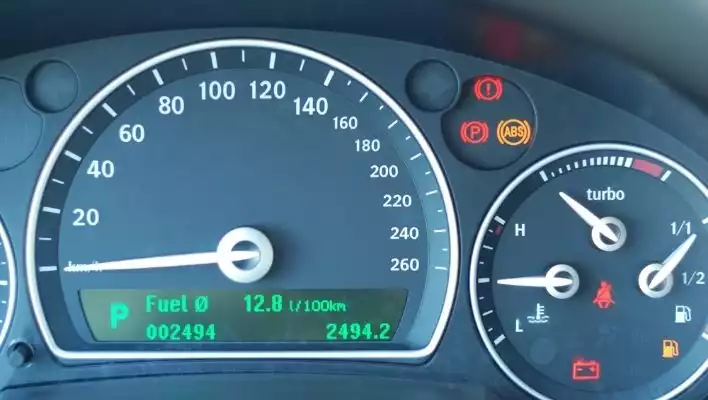 why battery gauge fluctuates at idle